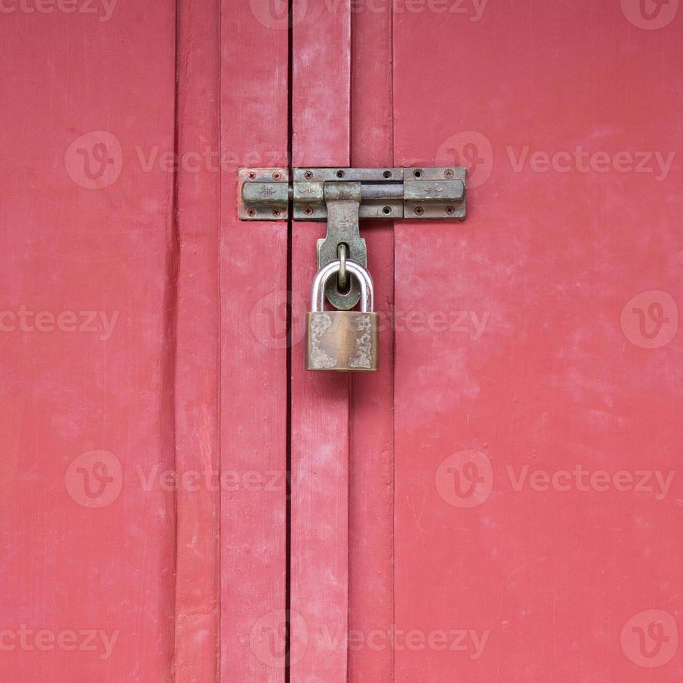 rood hout poort met op slot doen, op slot houten deuren foto