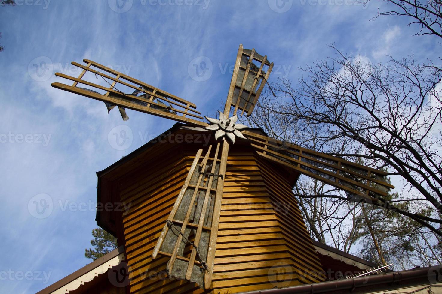 houten molen Aan een achtergrond van blauw lucht. foto