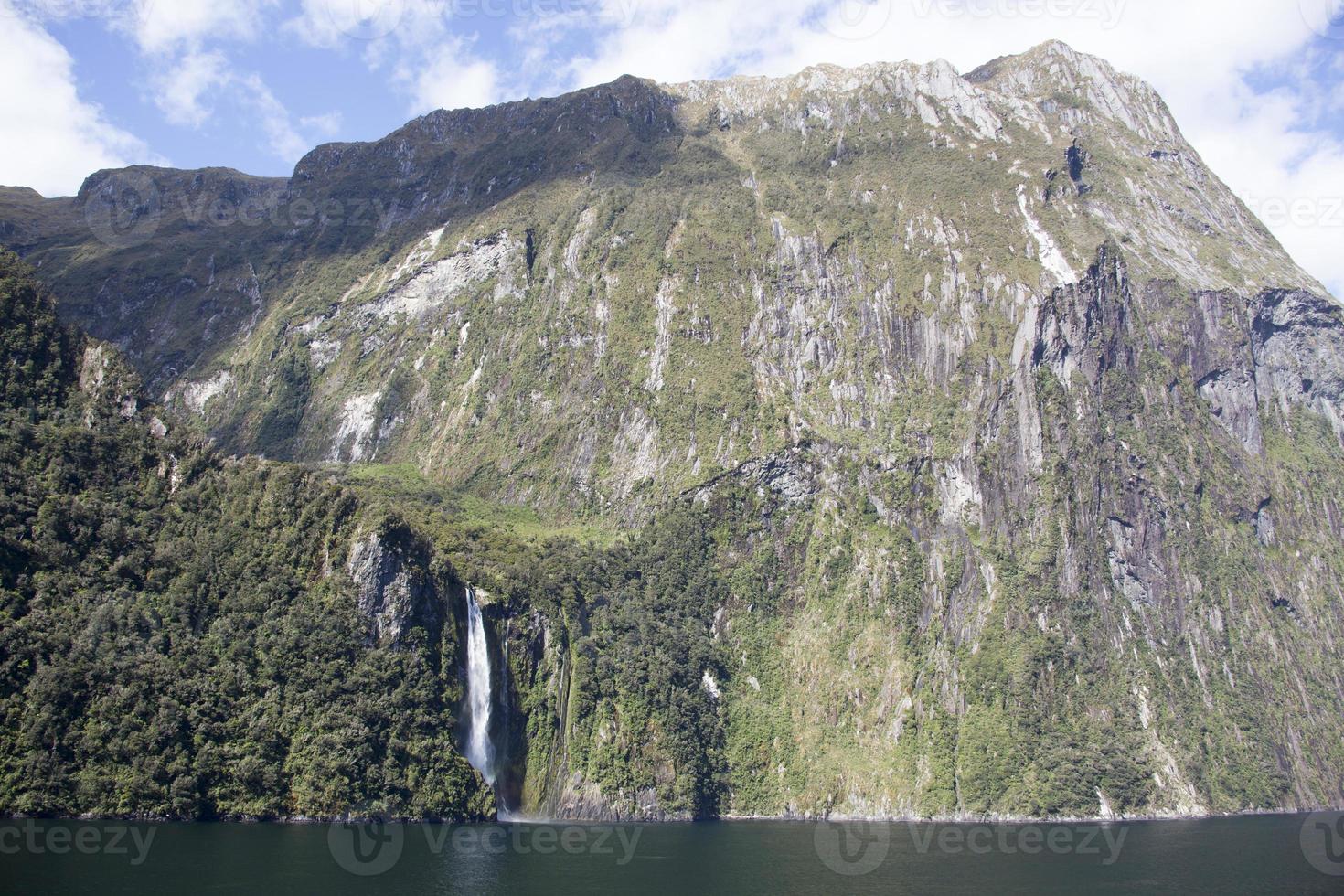 Fiordland nationaal park waterval en een berg foto