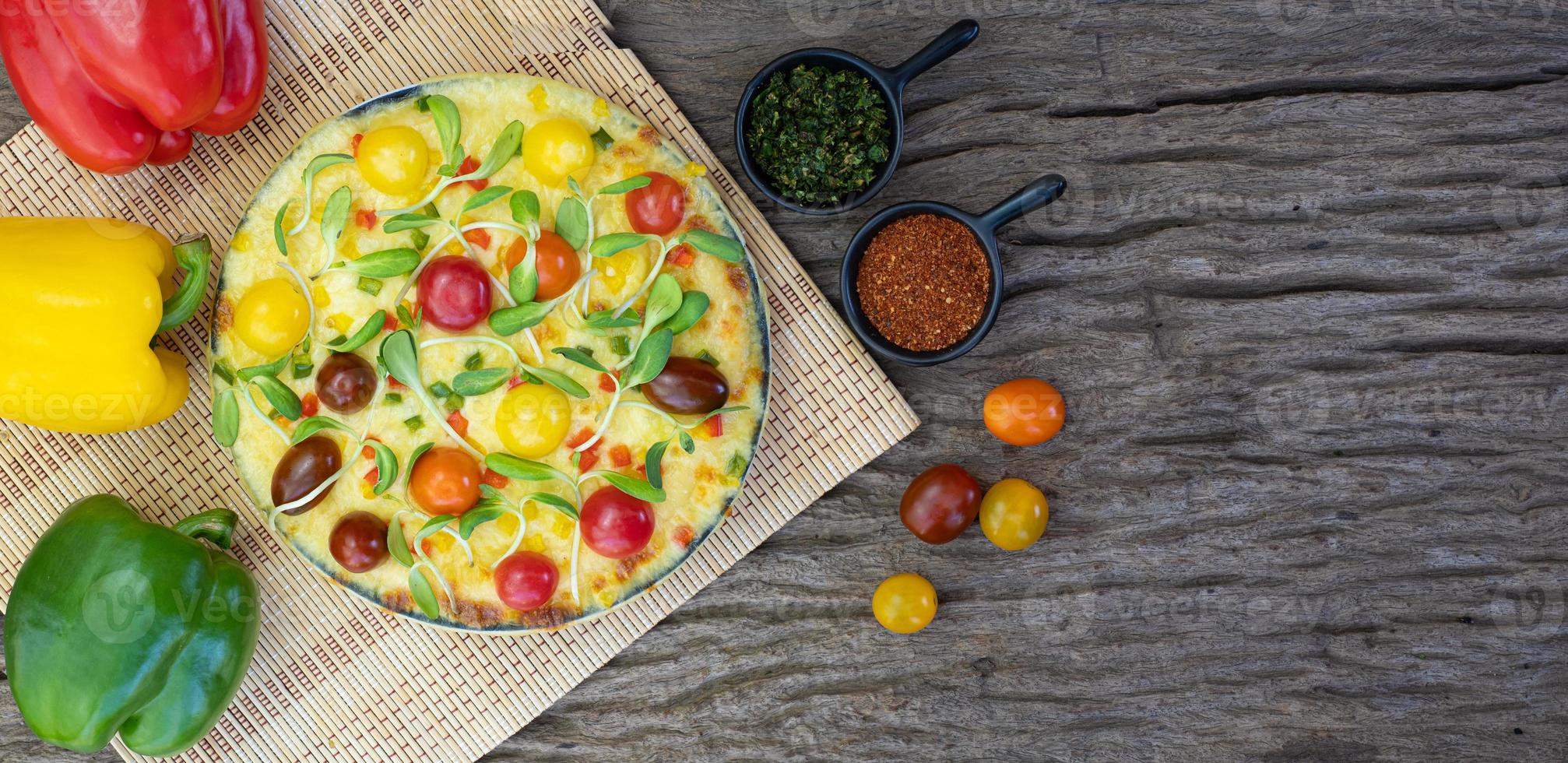 huisgemaakte vegetarische pizza met paprika foto