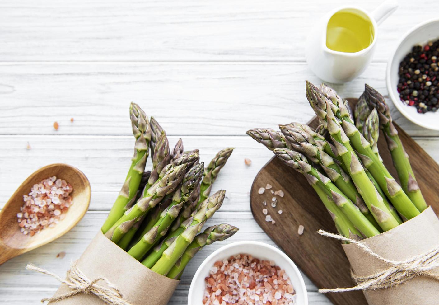 bosje rauwe asperges met verschillende kruiden foto