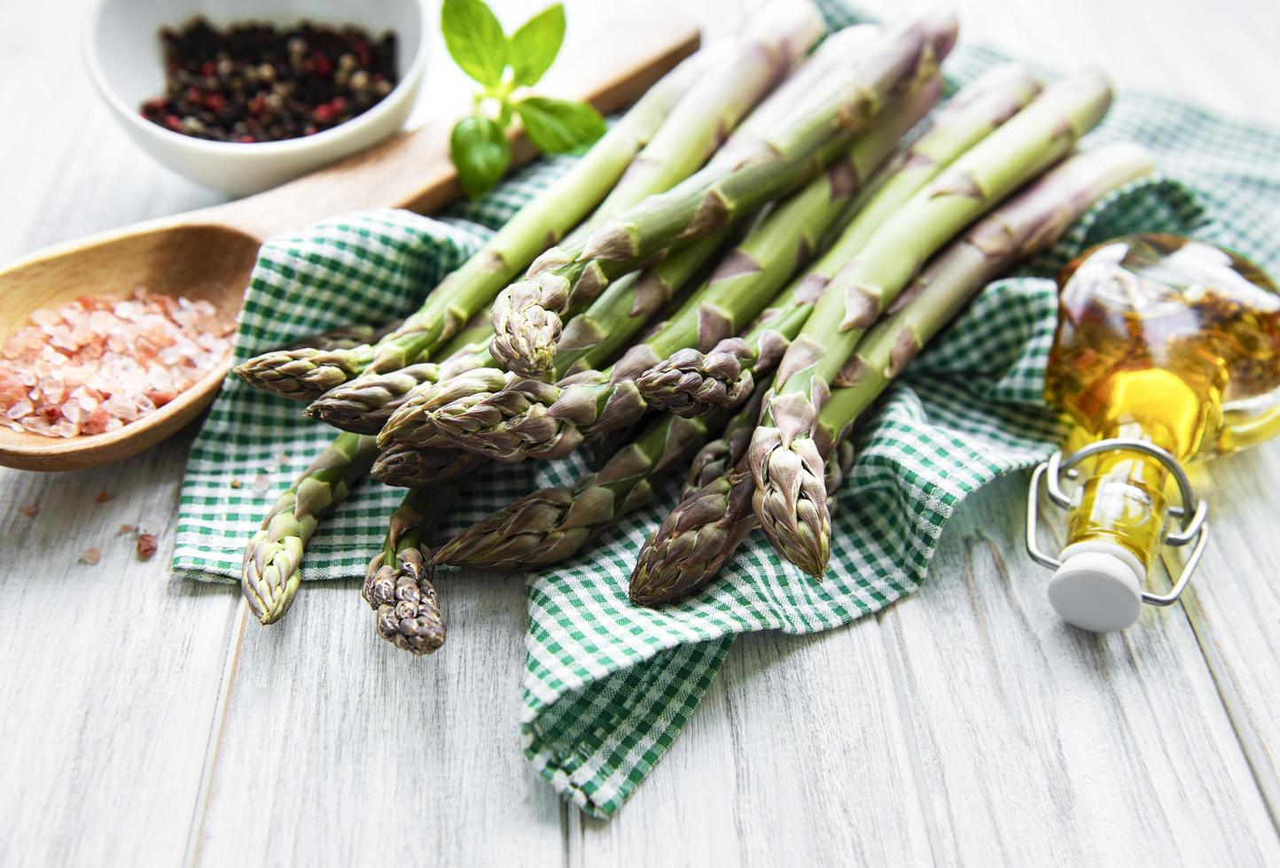 bosje rauwe asperges met verschillende kruiden foto