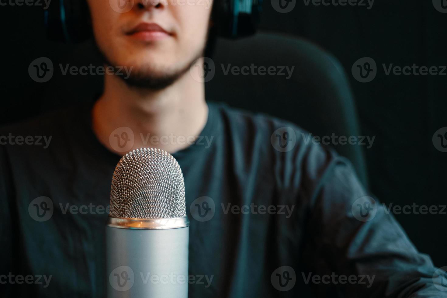 man zendt uit in de lucht op een luidspreker in podcast studio met microfoon foto