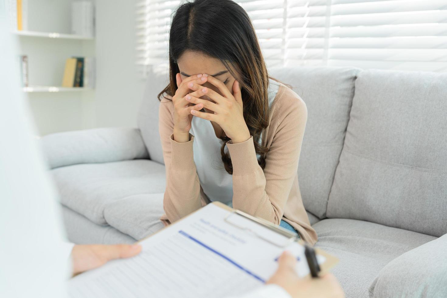 vrouw met mentaal Gezondheid problemen is overleg plegen. psychiater is opname de patiënten staat voor behandeling. aanmoediging, liefde en familie probleem, bipolair , depressie geduldig, beschermen zelfmoord foto