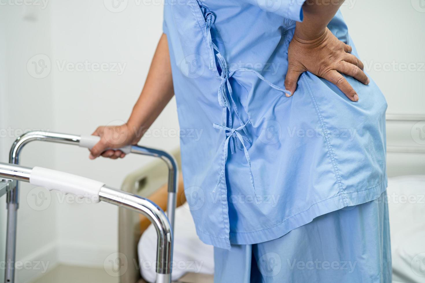 Aziatisch dame geduldig gebruik wandelaar in ziekenhuis naar ondersteuning wandelen. foto