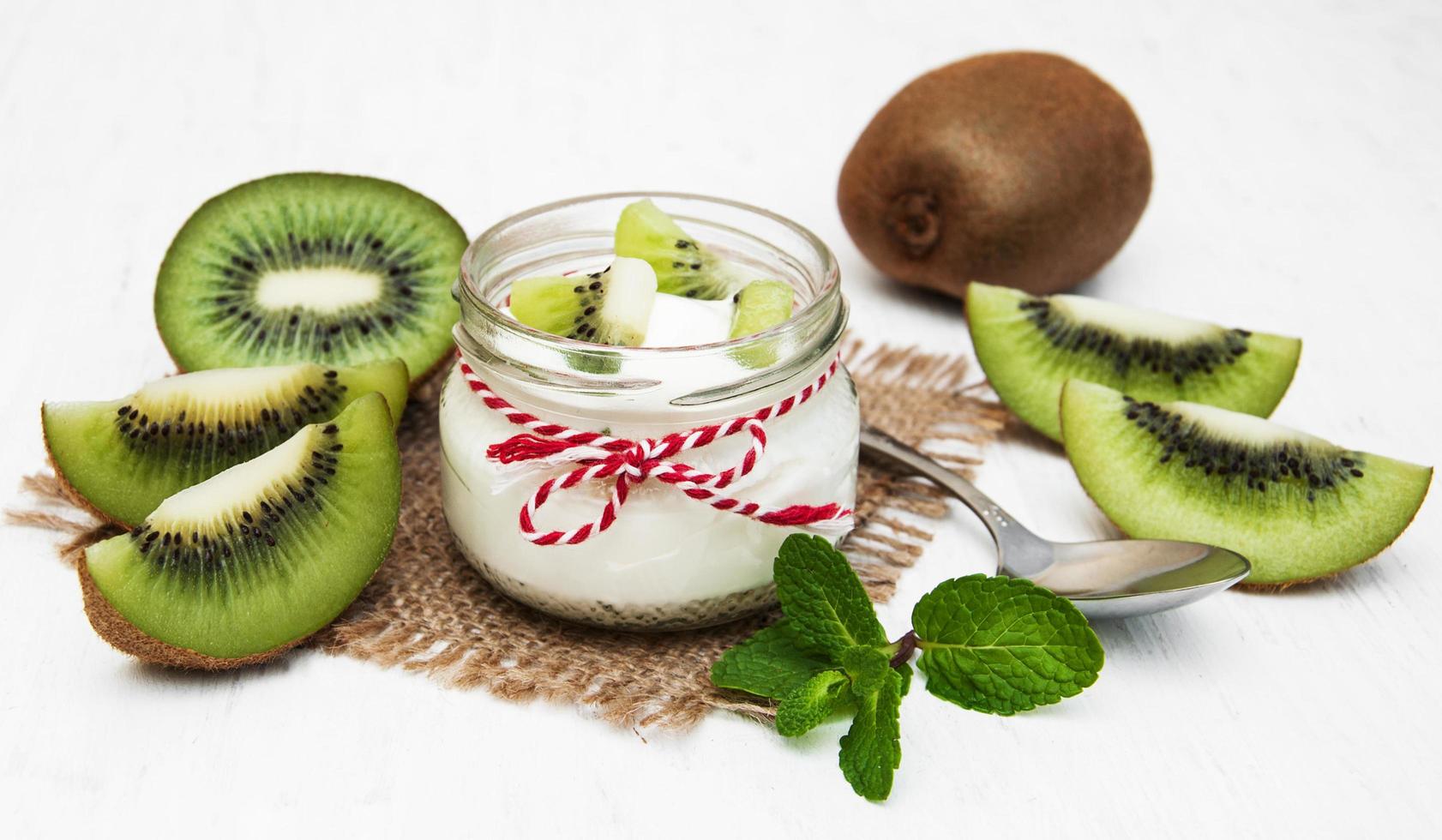 kiwi-yoghurt op een tafel foto
