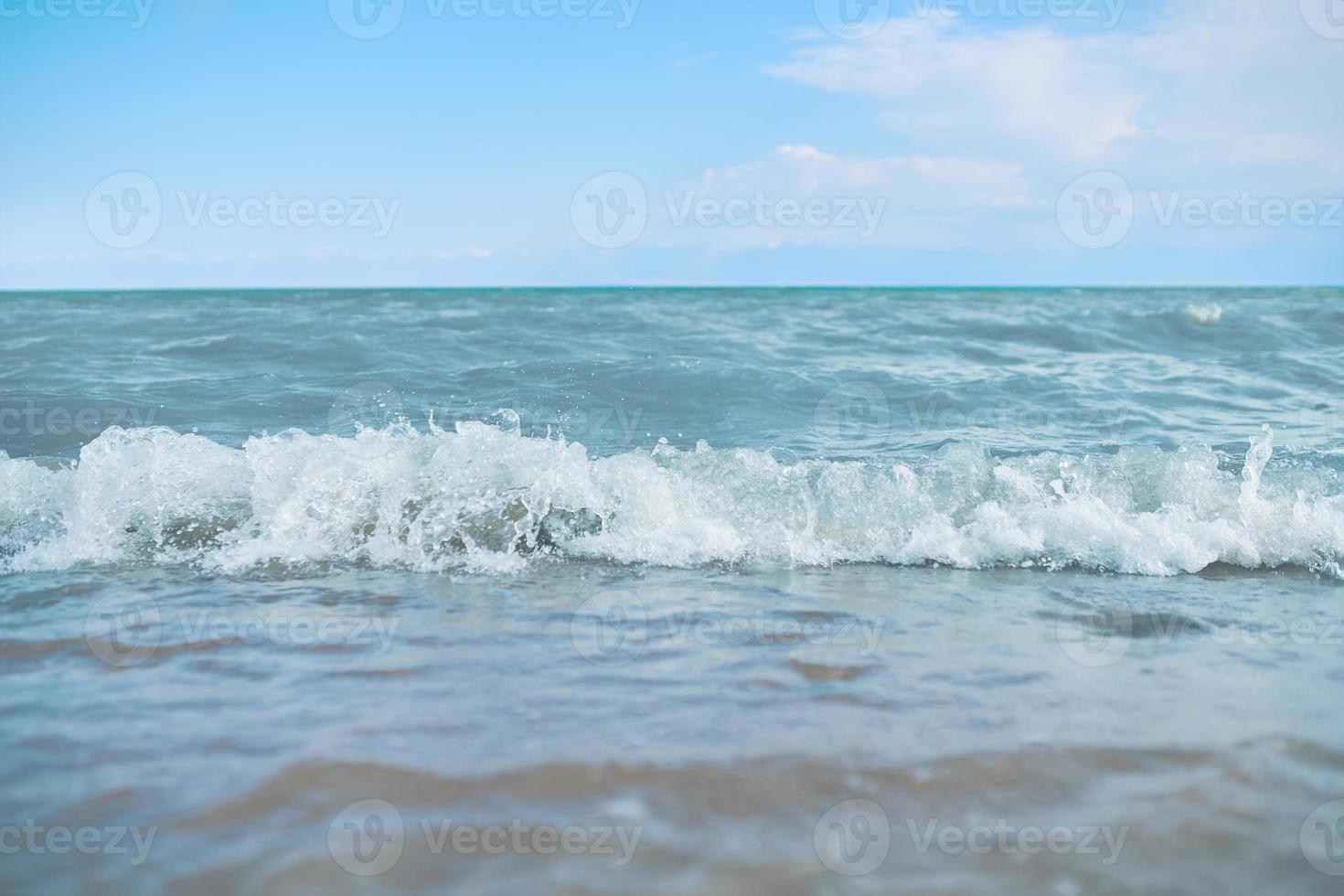 strand met golven van de zee foto