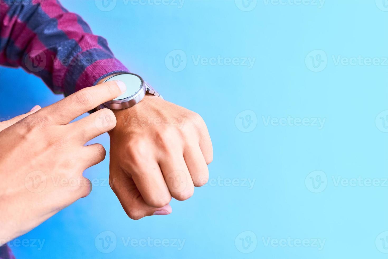 man draagt een slim horloge in de dagelijkse levensstijl foto