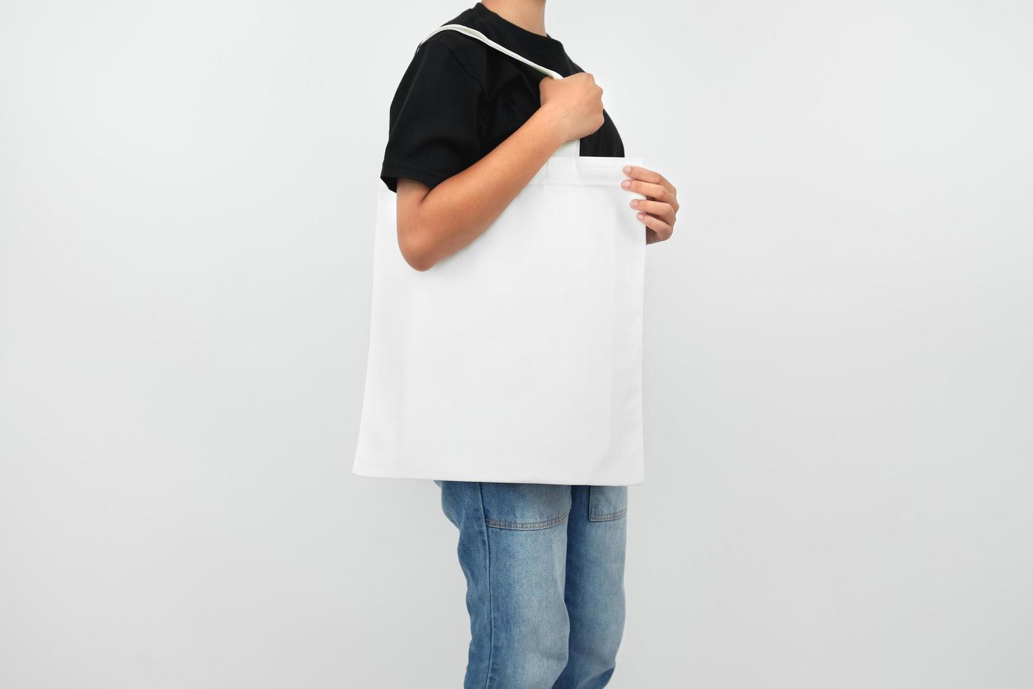 hipper vrouw Holding eco kleding stof zak isoleren Aan wit achtergrond foto
