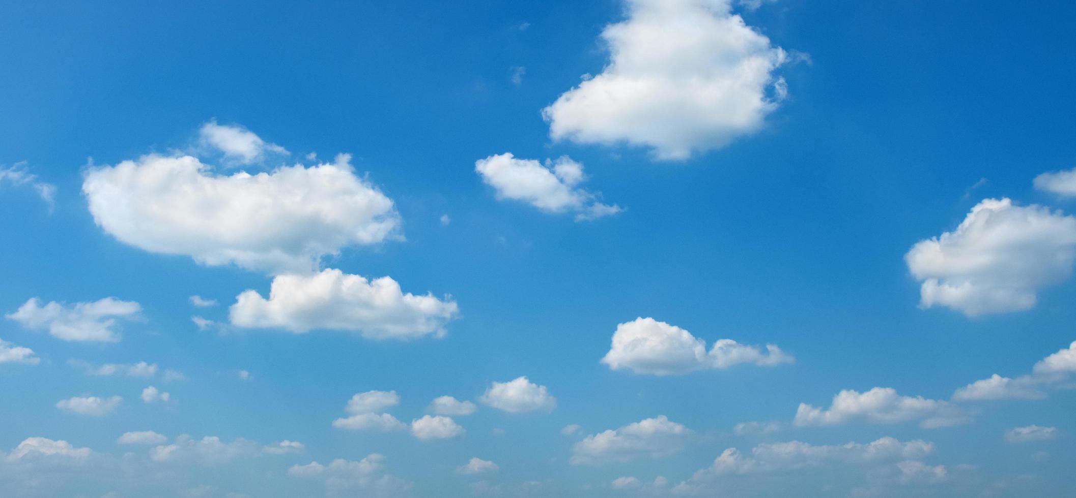 wit wolk Aan blauw lucht in ochtend- licht achtergrond foto