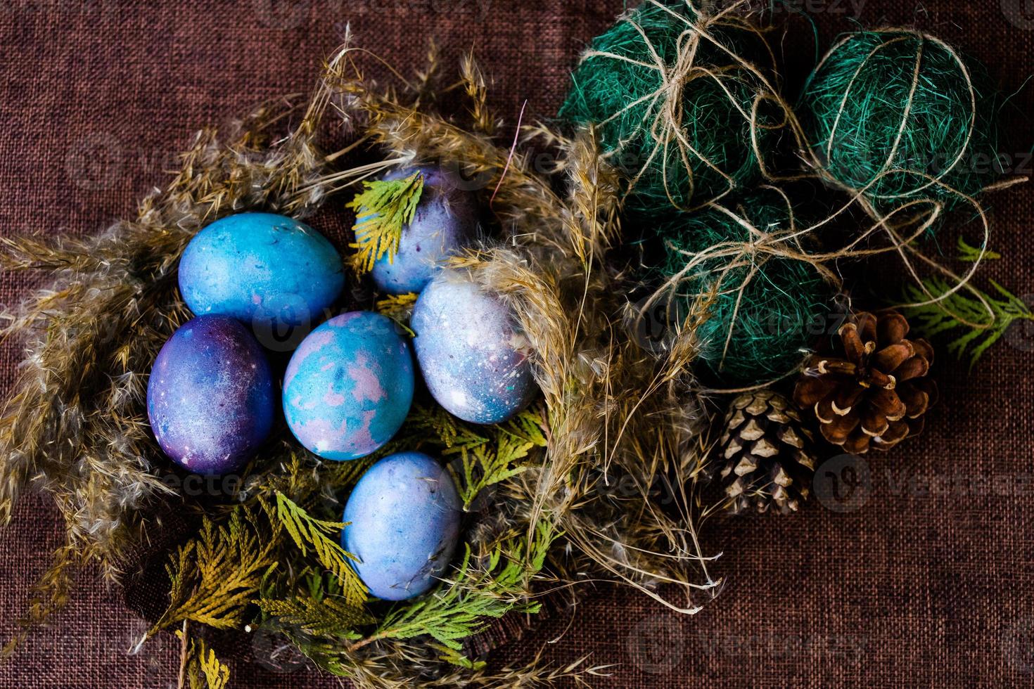 paaseieren in het nest foto