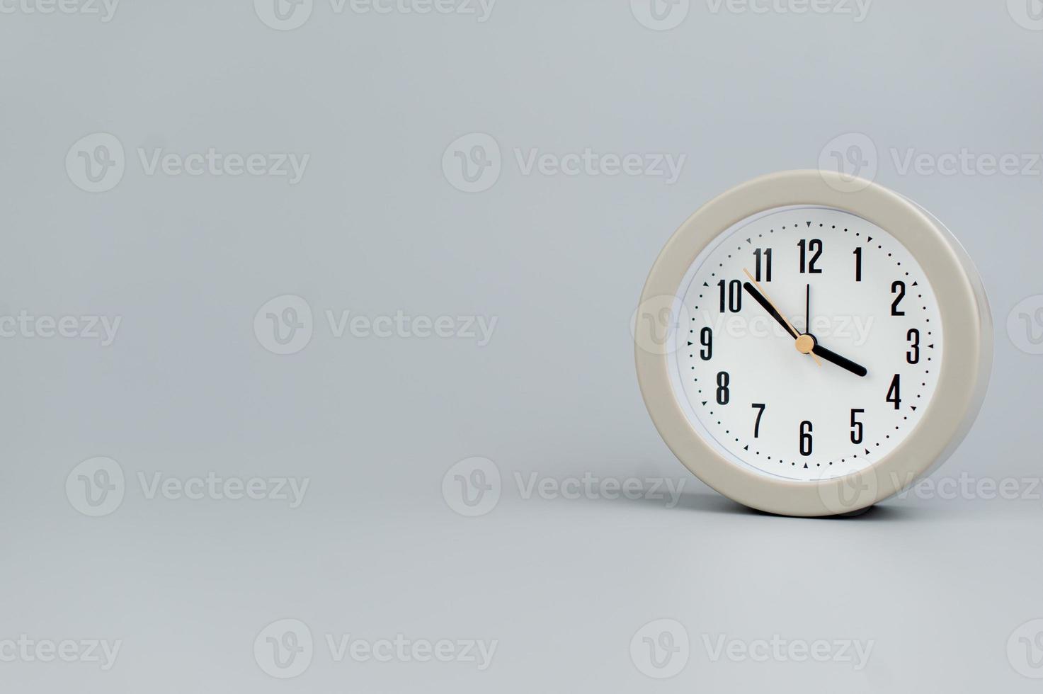 alarm klok Aan grijs tafereel, tijd concept operatie van tijd wanneer zijn belangrijk naar werk en leven foto