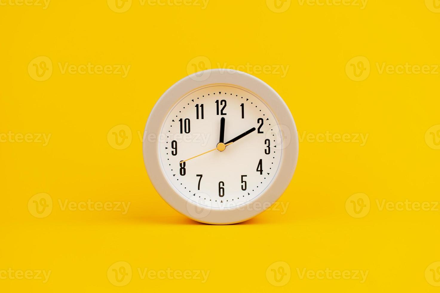 wit klok Aan geel achtergrond concept van tijd tijd is belangrijk naar werk foto