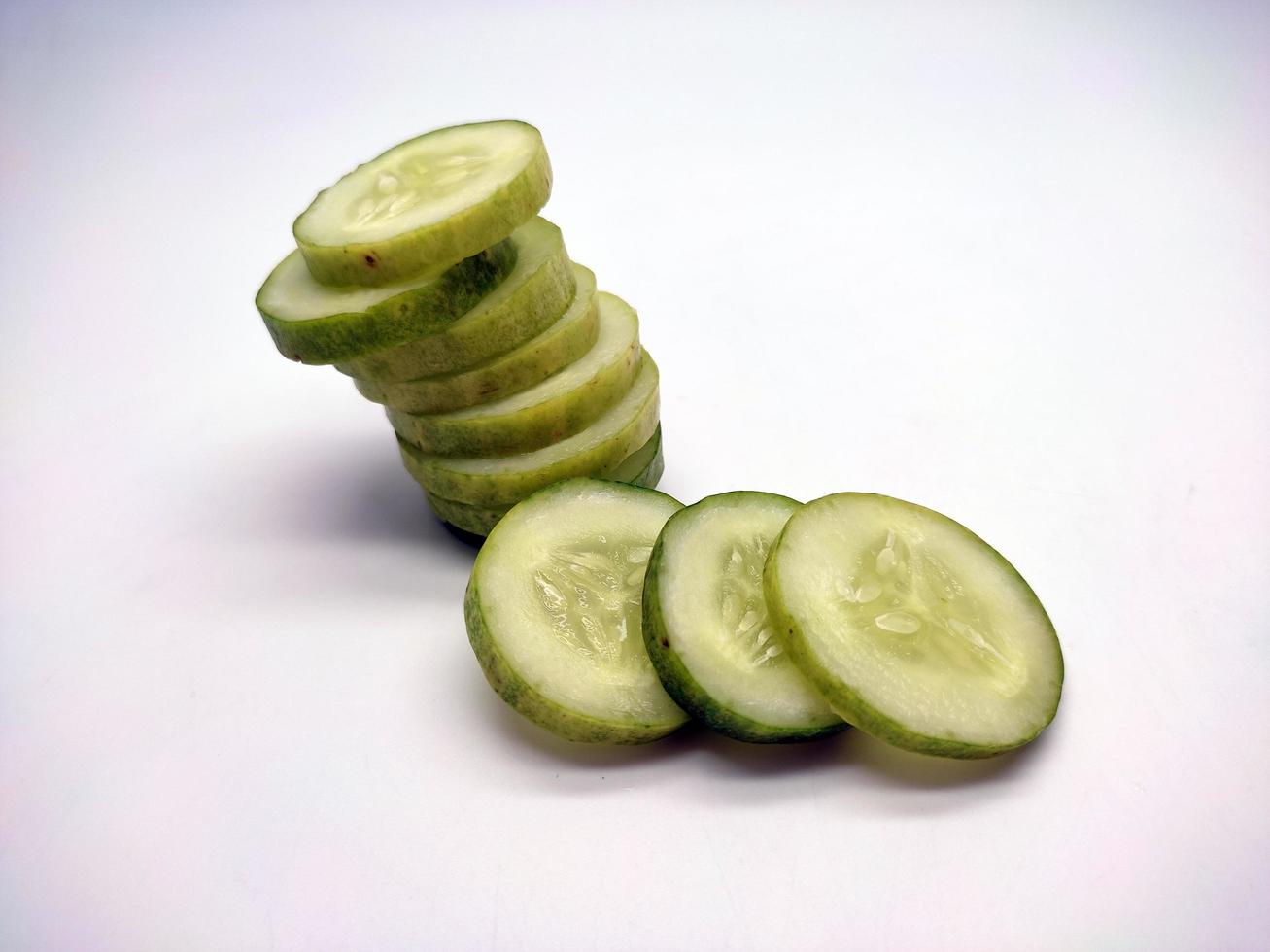 plakjes van komkommers geïsoleerd in wit achtergrond foto