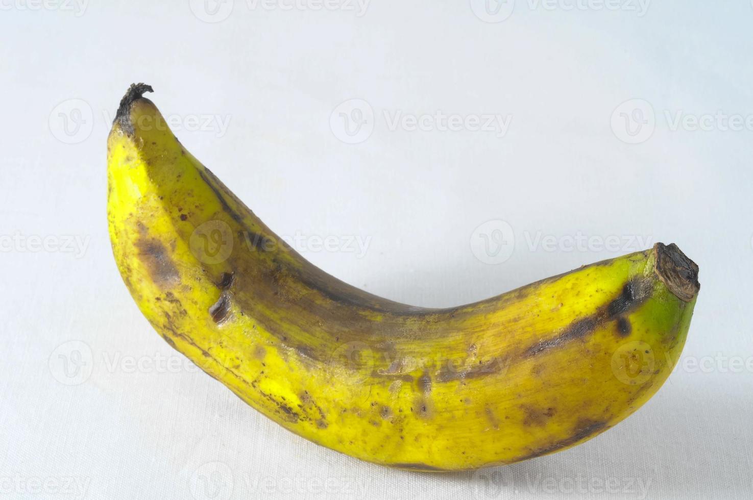 geïsoleerde banaan op witte achtergrond foto