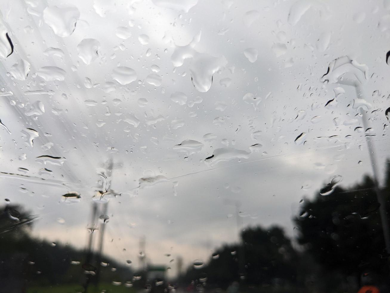 laten vallen water Aan de voorkant glas Hoes van de auto. de foto is geschikt naar gebruik voor natuur achtergrond en natuur inhoud media.