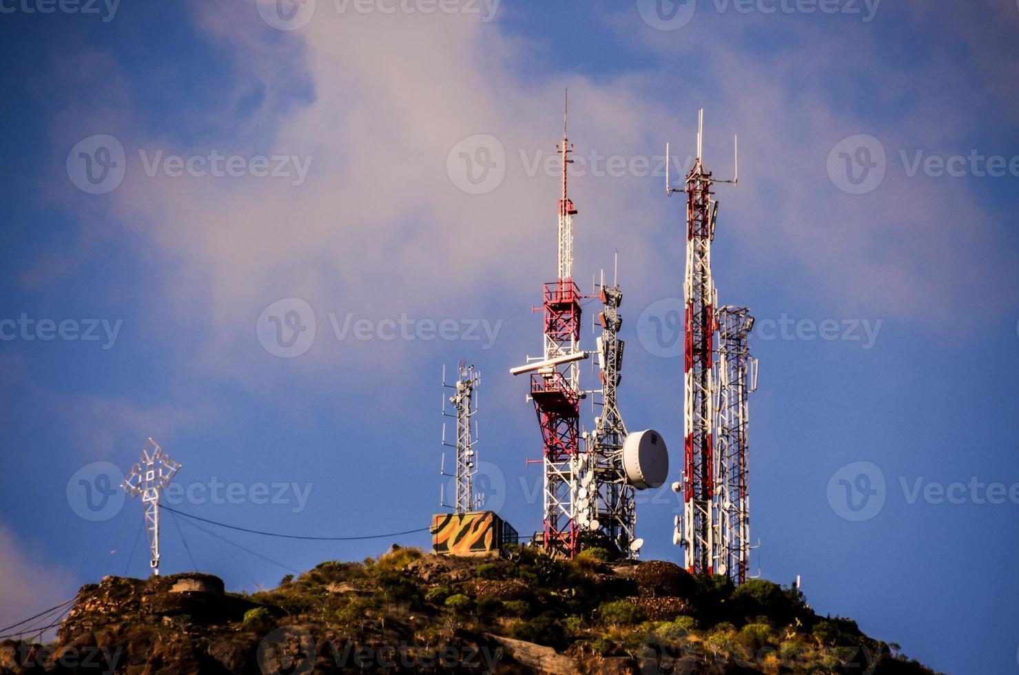 radio antennes en elektrisch pylonen foto