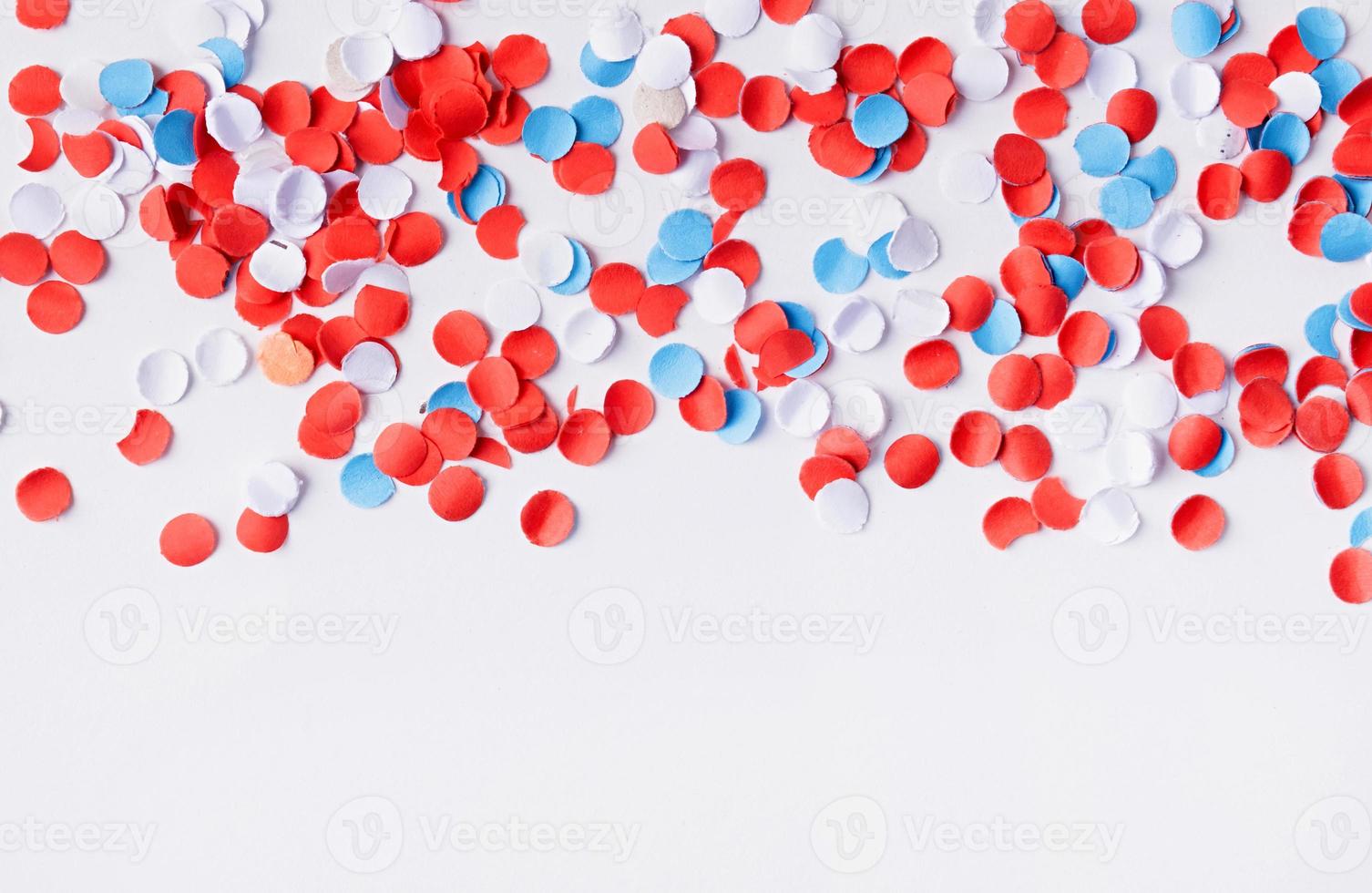 kleurrijk cirkel vorm confetti van versnipperd papier , decoraties voor vierde juli foto