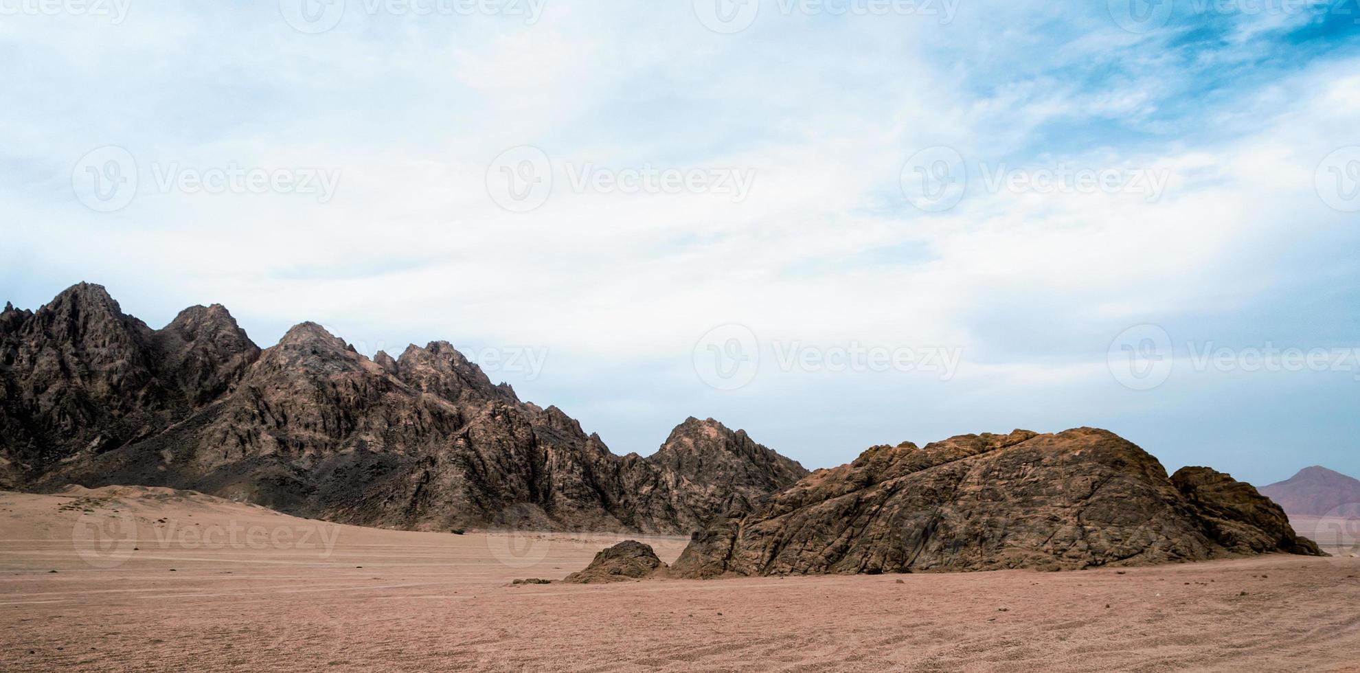 rotsen in zand in een woestijn foto