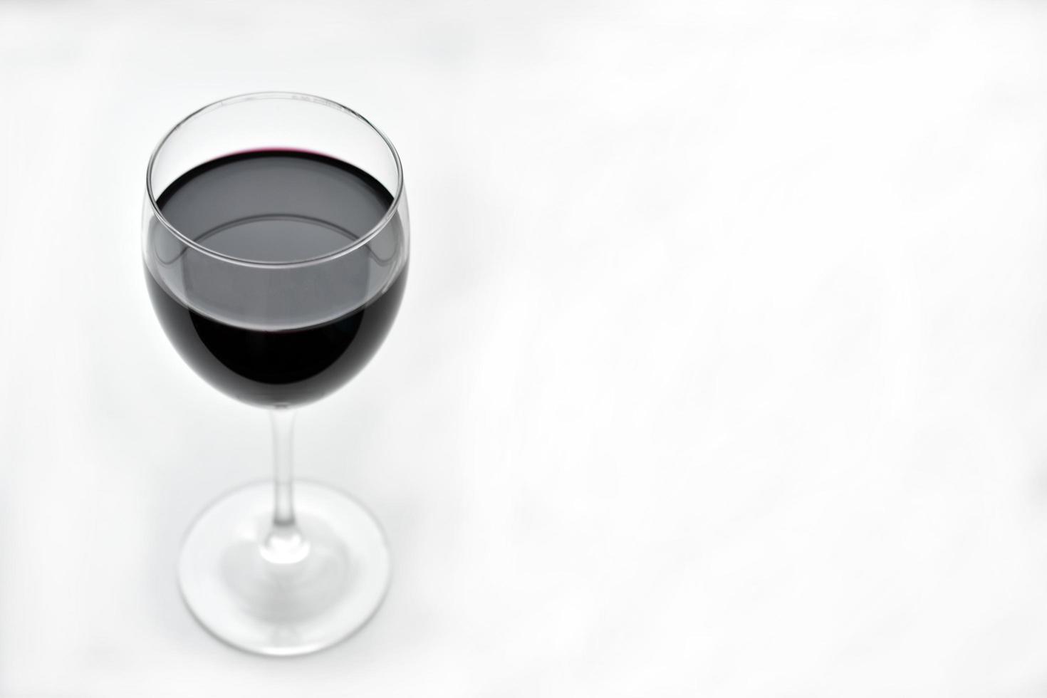groot glas rode wijn op een witte achtergrond foto
