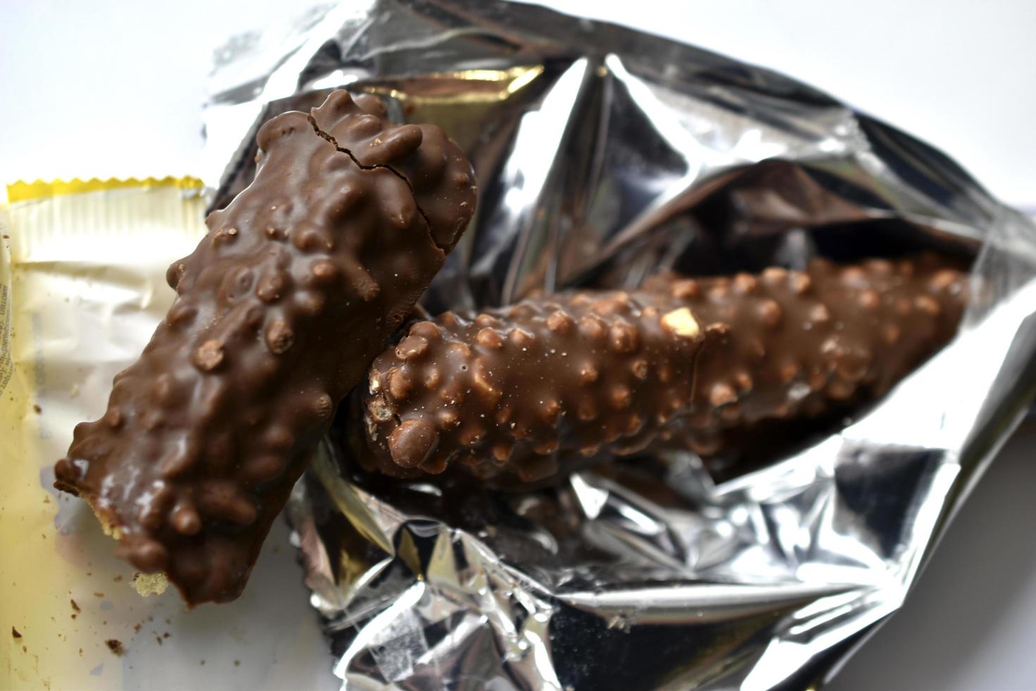 heerlijke chocoladereep met nootjes in een verpakking foto