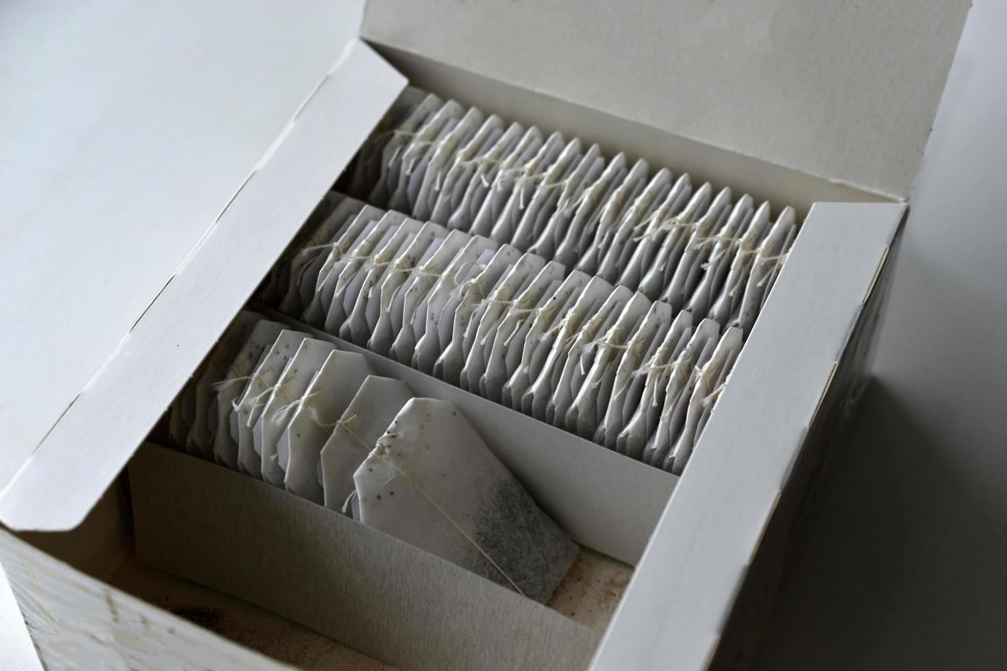 een doos met heerlijke witte theezakjes foto