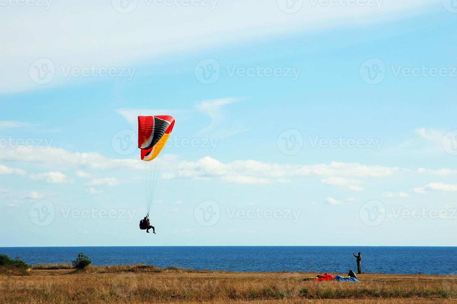 paragliders team opleiding door de zee kust foto