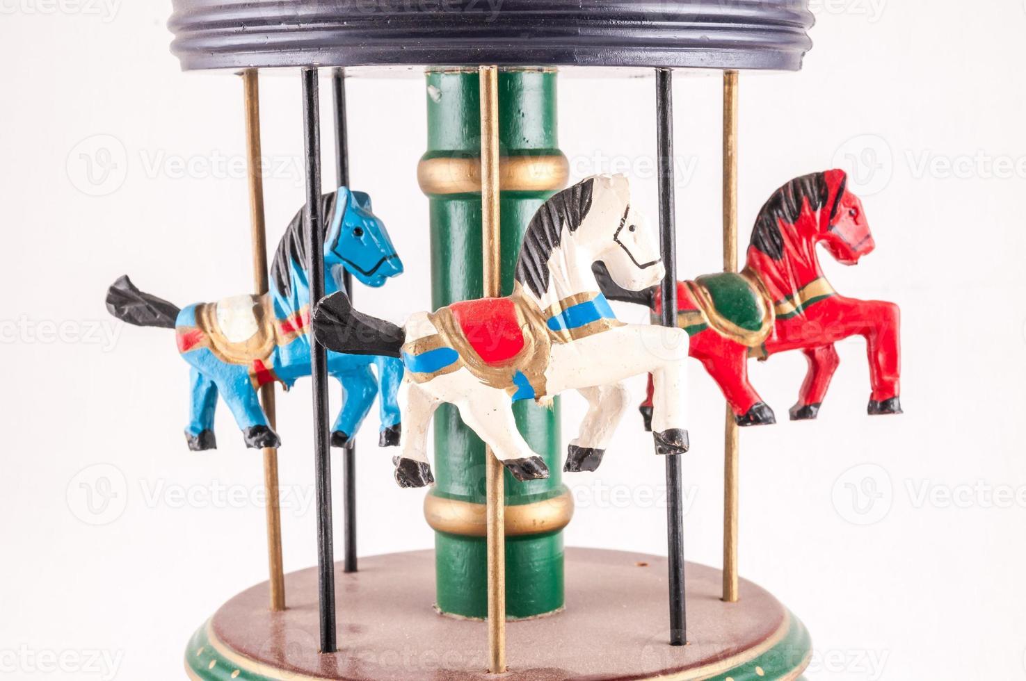 een carrousel met paarden foto