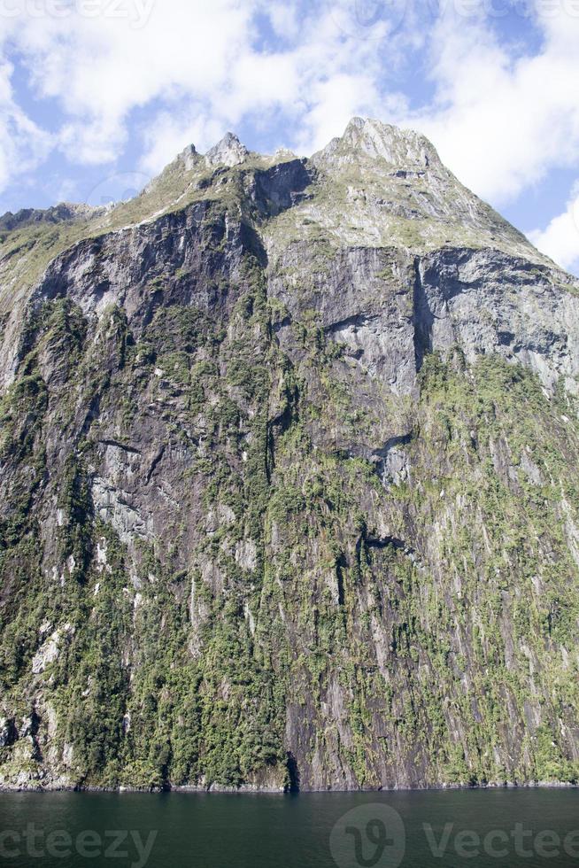 Fiordland nationaal park steil rotsachtig klif foto