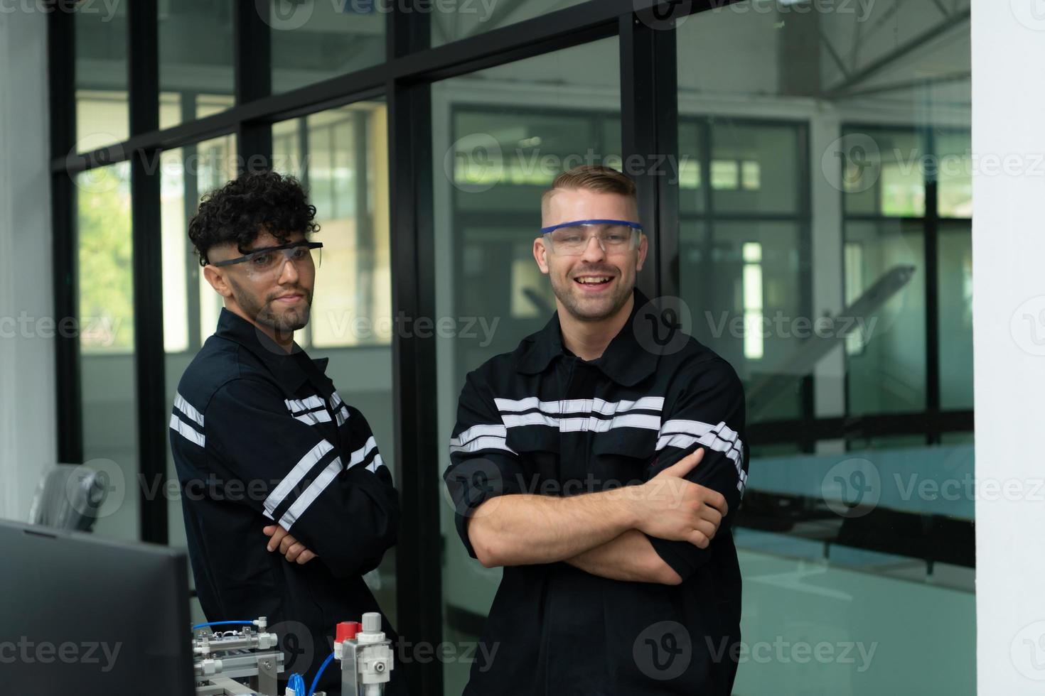 portret van studenten aan het studeren robot hand- technologie zijn aan het leren hoe naar construeren robot handen voor een reeks van industrieel toepassingen. foto