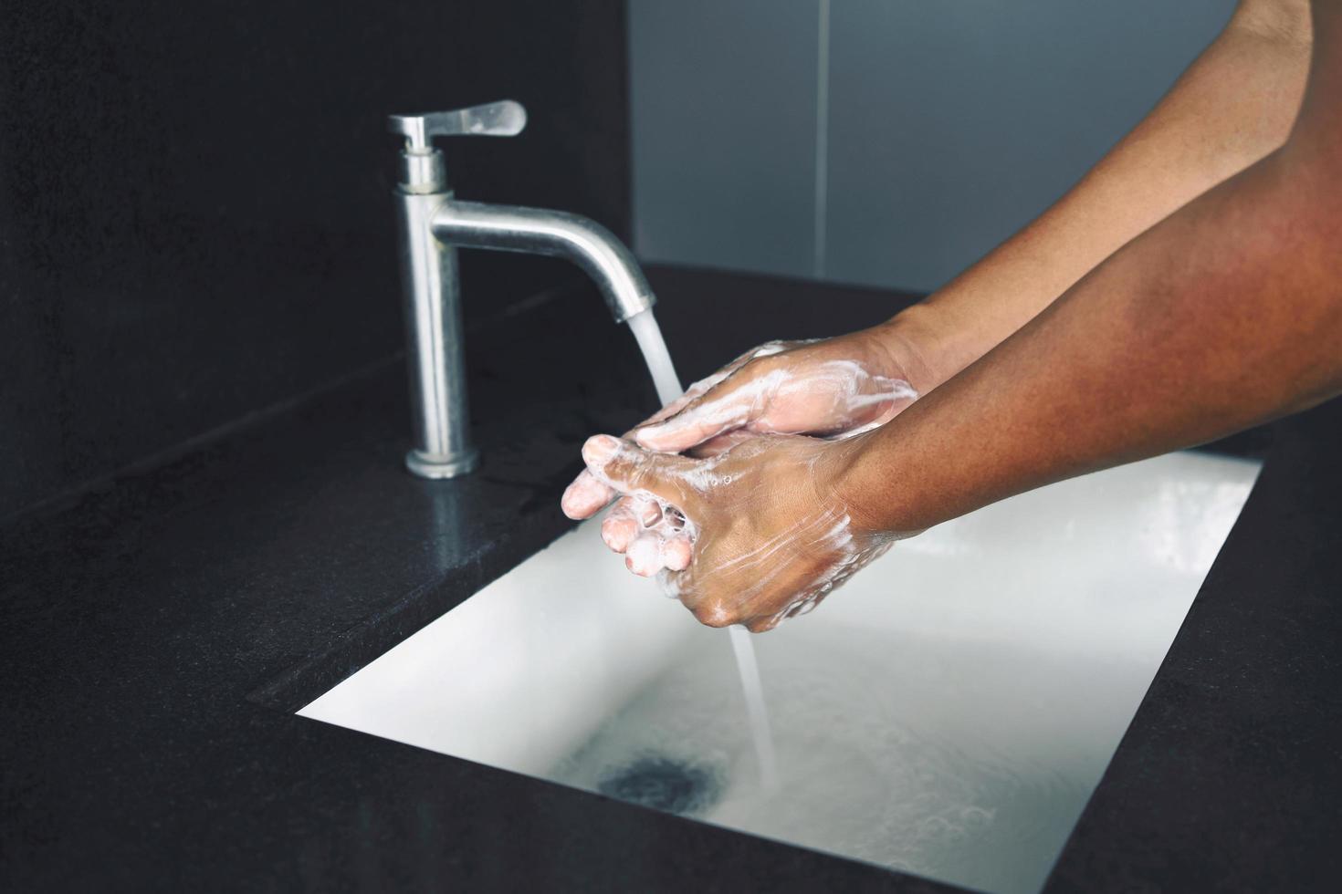 het wassen hand- met zeep voor schoonmaak beschermen virus covid 19 foto
