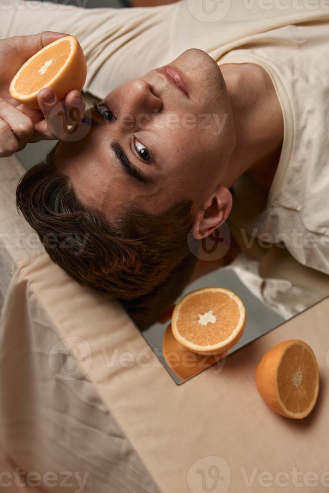 knap Mens detailopname sinaasappels spiegel aantrekkelijk kijken foto