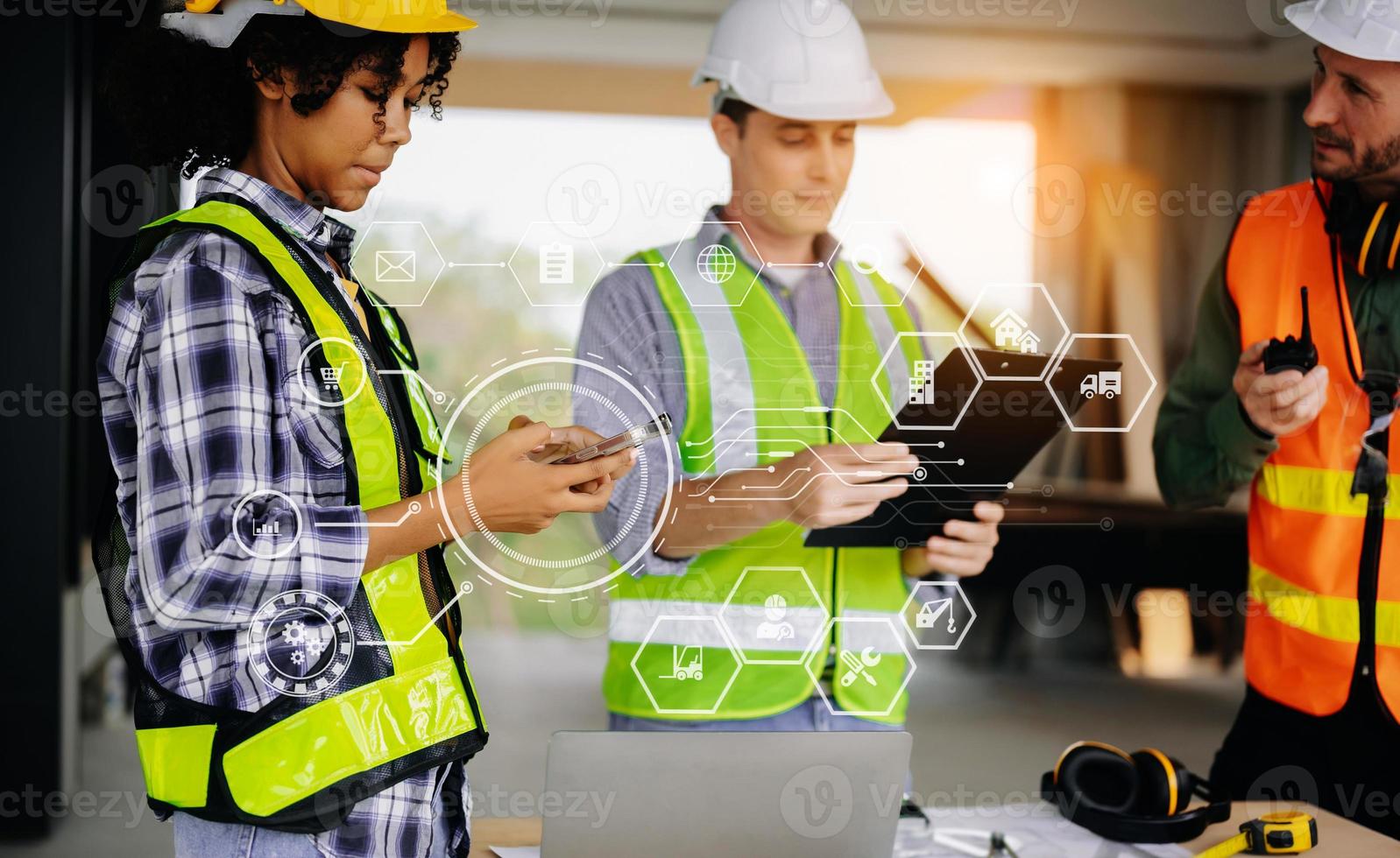 collega's bespreken gegevens werken en tablet, laptop met Aan Aan bouwkundig project Bij bouw plaats Bij bureau in kantoor foto