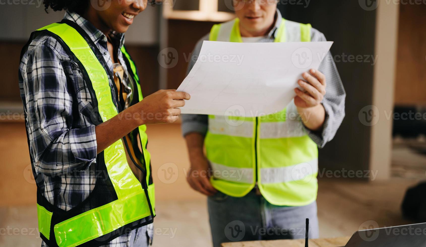 architect Kaukasisch Mens en vrouw werken met collega's gemengd ras in de bouw plaats. architectuur bouwkunde Aan groot project. gebouw in bouw werkwijze interieur. foto