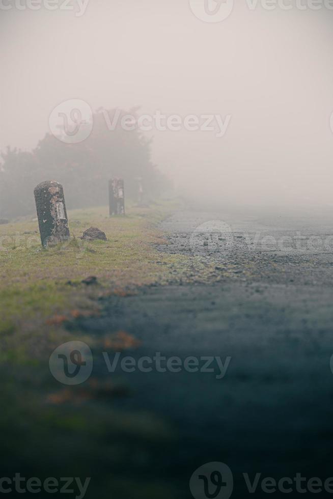 dageraad nevel aan de overkant ochtend- natuur lucht. foto