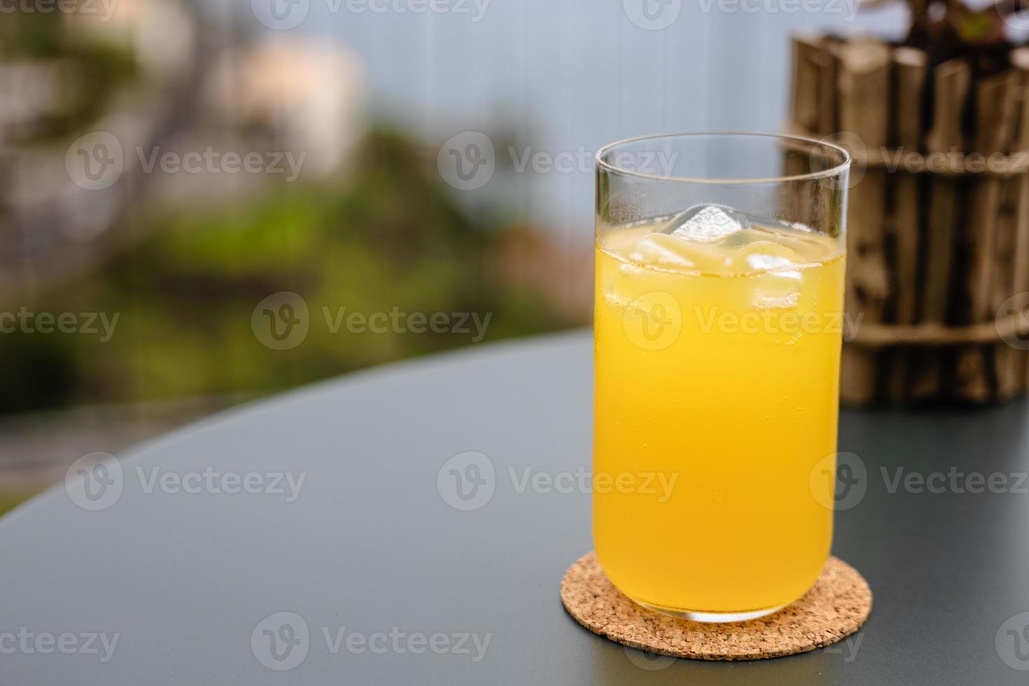 verfrissend glas van oranje sap foto