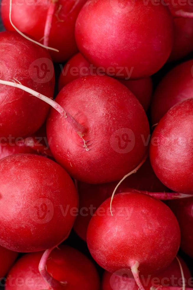 heerlijk vers rauw rood radijs voor maken gezond salade foto