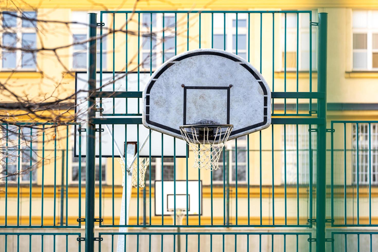 basketbalring op het schoolveld foto