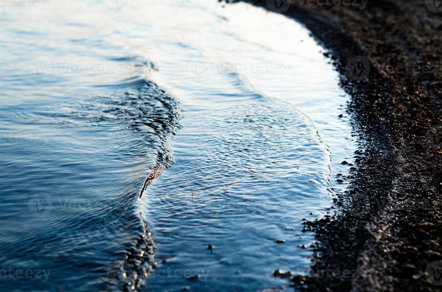 reflectie van zonlicht op golven foto