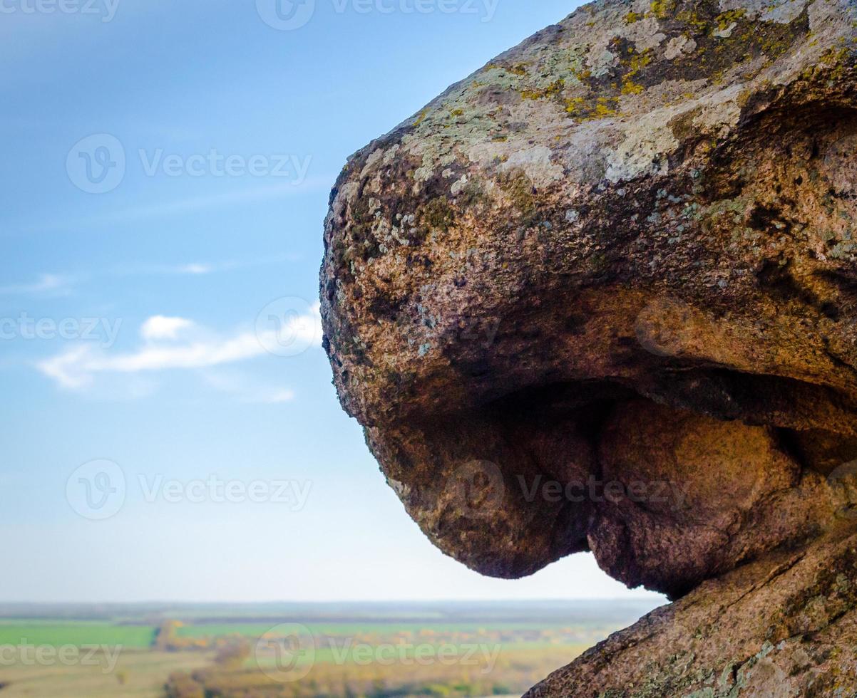 stenen rots tegen blauwe hemel foto