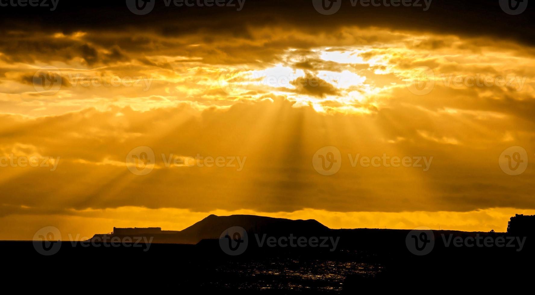 prachtig uitzicht op de zonsondergang foto