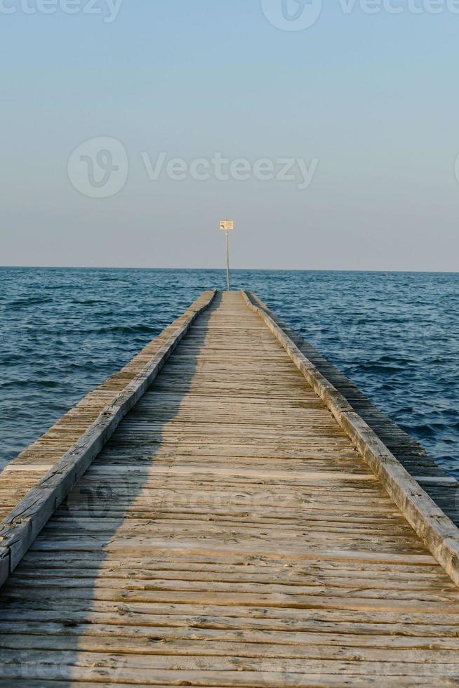 een houten pier foto