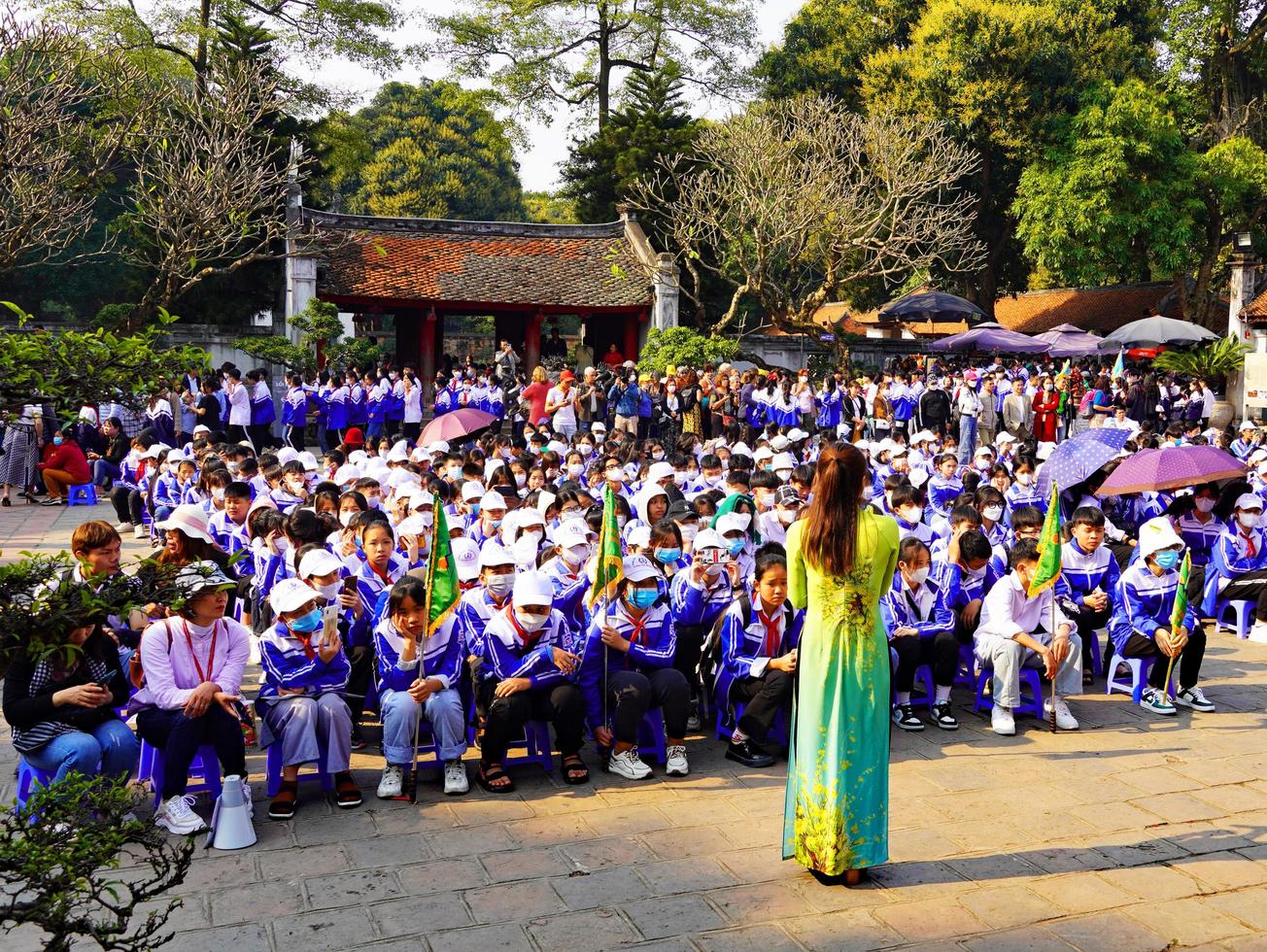 Hanoi, Vietnam, 2023 - studenten Bij de tempel van literatuur in Hanoi, Vietnam foto