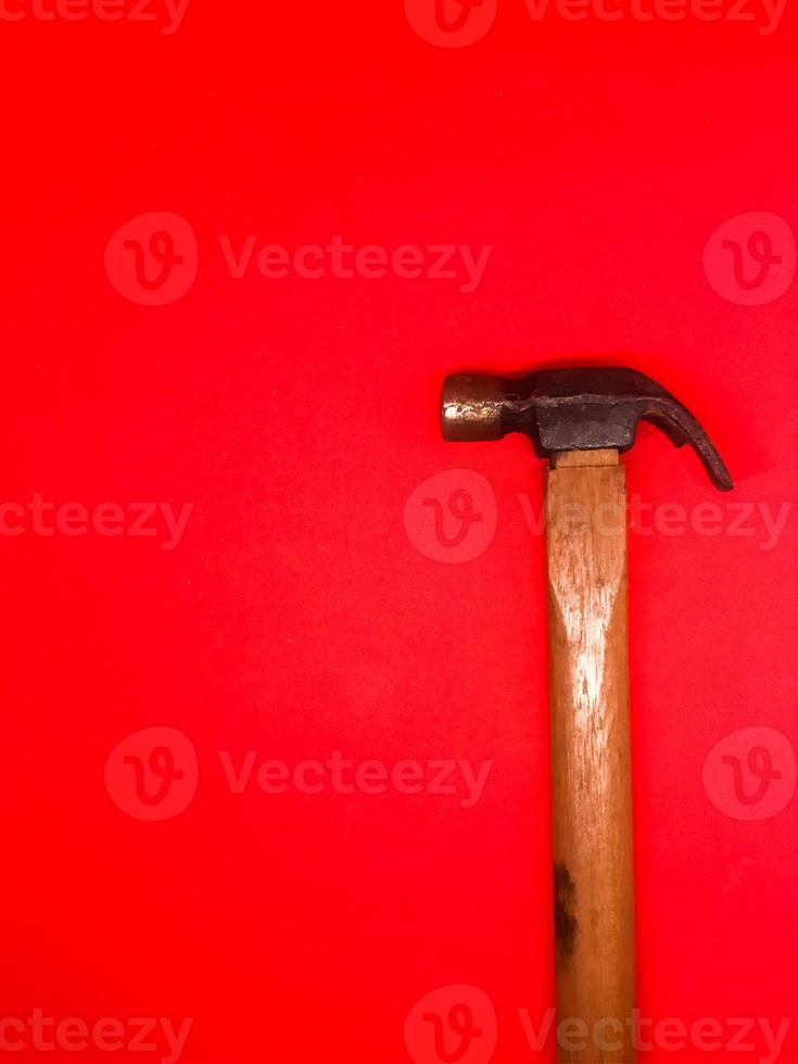 geïsoleerd hamer met rood achtergrond foto