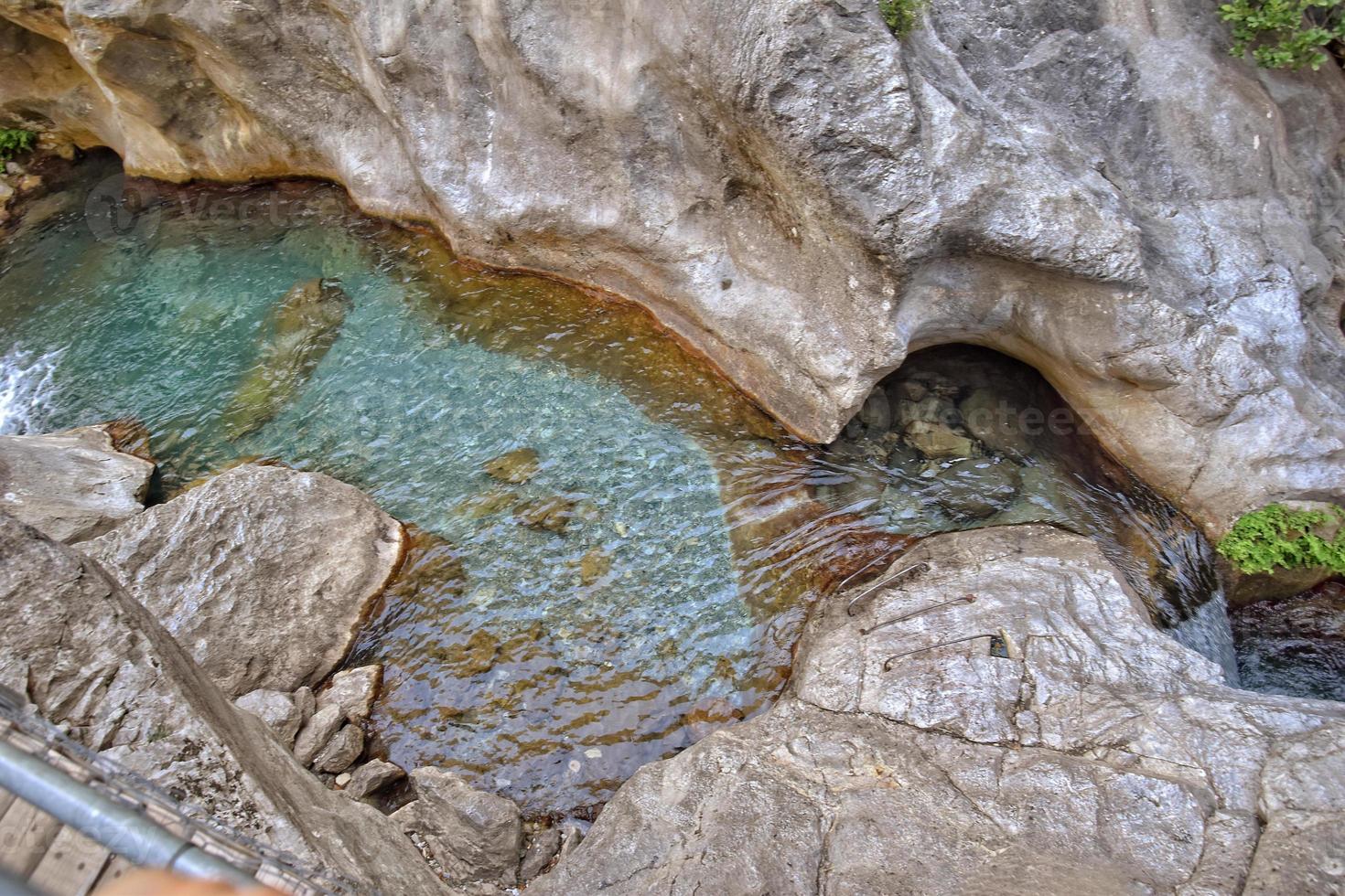 een natuurlijk wild landschap in de Turks bergen met een interessant waterval en de sapadere Ravijn foto