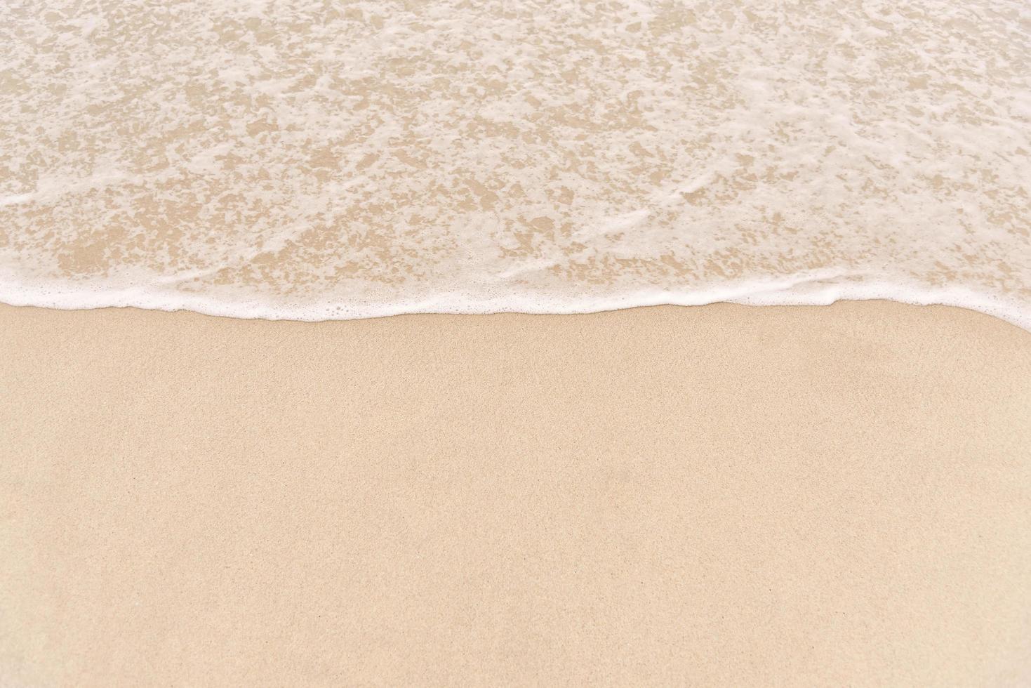 zachte golven op het strand foto