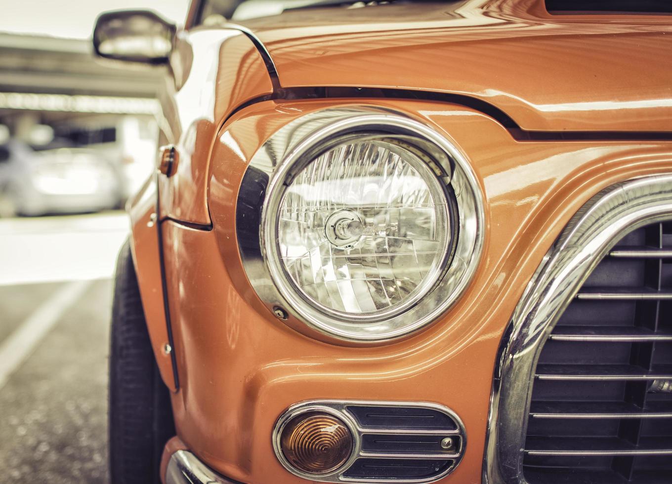 de koplamp van een retro-stijl van een vintage auto foto
