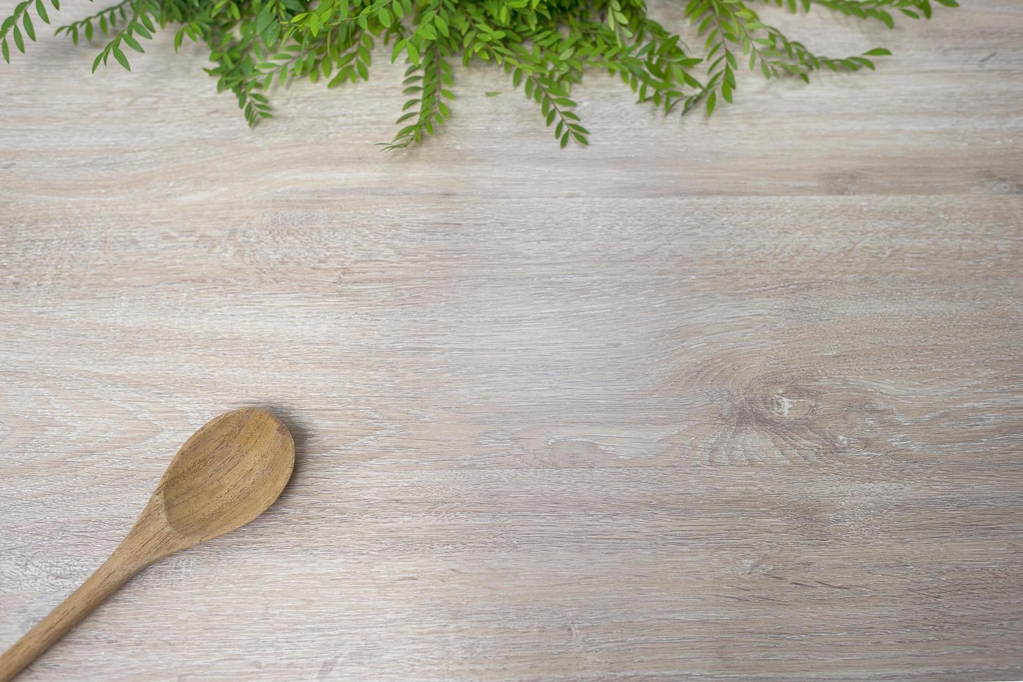 houten lepel op een witte houten achtergrond foto