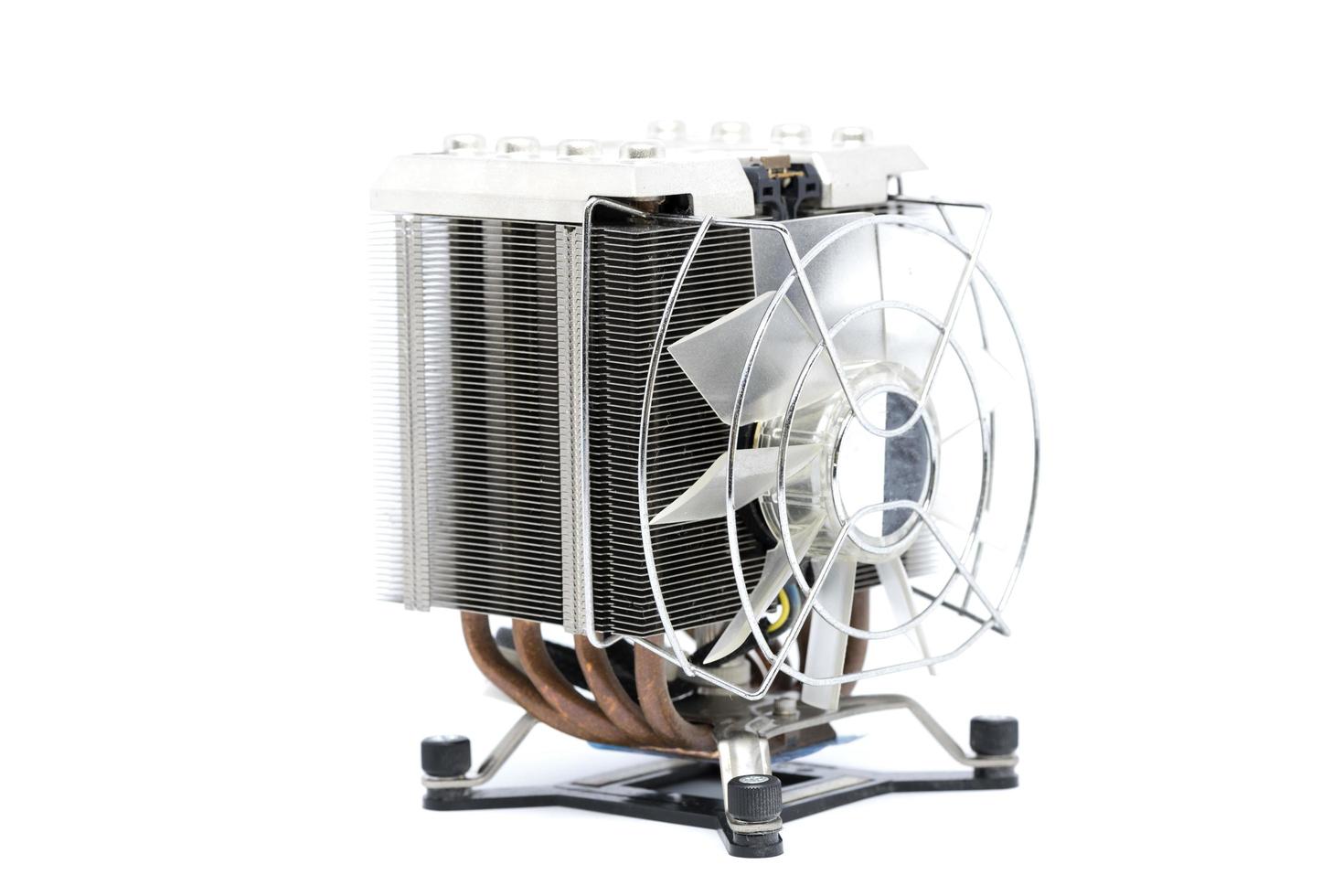 koelere cpu-ventilator met koellichaam en kabel die op witte achtergrond wordt geïsoleerd foto