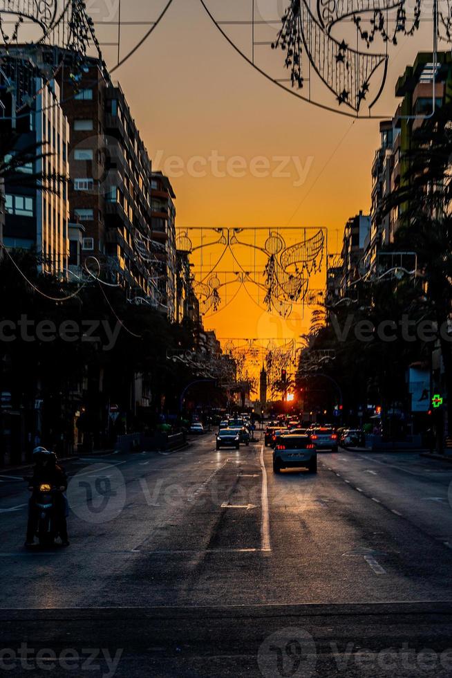 stedelijk landschap zonsondergang in Alicante stad in Spanje Aan een breed straat in november foto